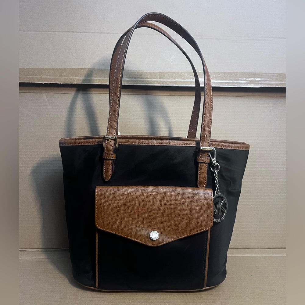 MICHAEL KORS JET SET NYLON MEDIUM TOTE SHOULDER BAG COLOR Black/BROWN